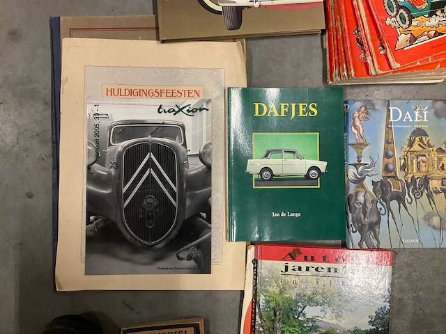 Diverse lectuur en map met buitenlandse valuta - afbeelding 6 van  12