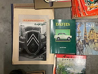 Diverse lectuur en map met buitenlandse valuta - afbeelding 6 van  12