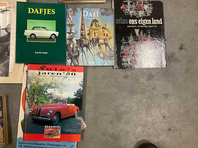 Diverse lectuur en map met buitenlandse valuta - afbeelding 7 van  12