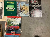 Diverse lectuur en map met buitenlandse valuta - afbeelding 7 van  12