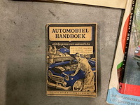 Diverse lectuur en map met buitenlandse valuta - afbeelding 8 van  12