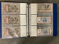 Diverse lectuur en map met buitenlandse valuta - afbeelding 10 van  12