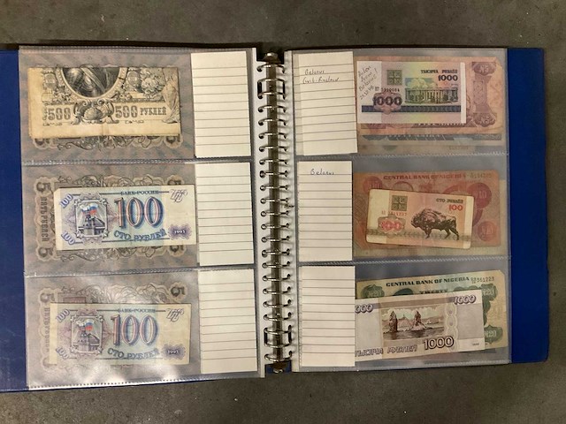 Diverse lectuur en map met buitenlandse valuta - afbeelding 11 van  12