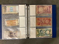 Diverse lectuur en map met buitenlandse valuta - afbeelding 12 van  12