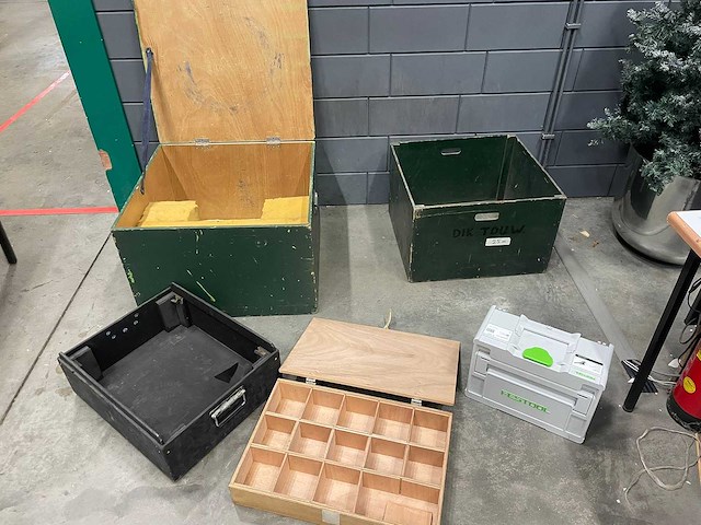 Diverse lege kisten - afbeelding 1 van  1