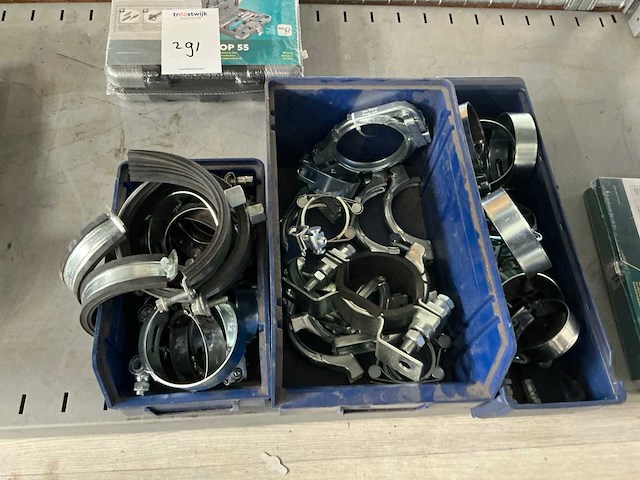 Diverse leidingklemmen - afbeelding 1 van  3