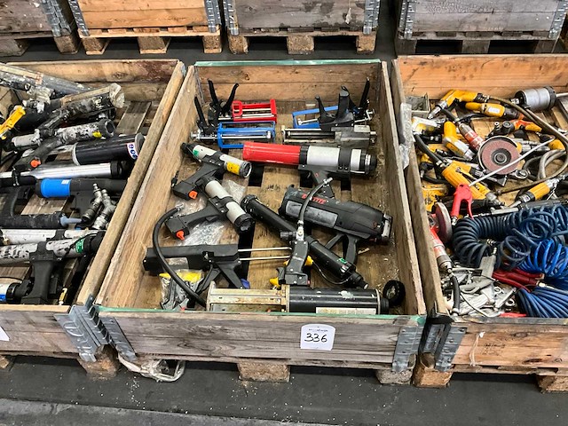 Diverse lijm- en kitspuiten (12x) - afbeelding 1 van  5