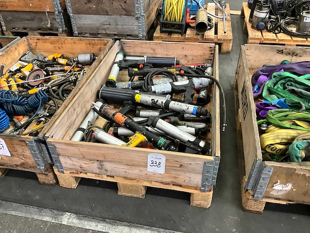 Diverse lijm- en kitspuiten (18x) - afbeelding 1 van  8