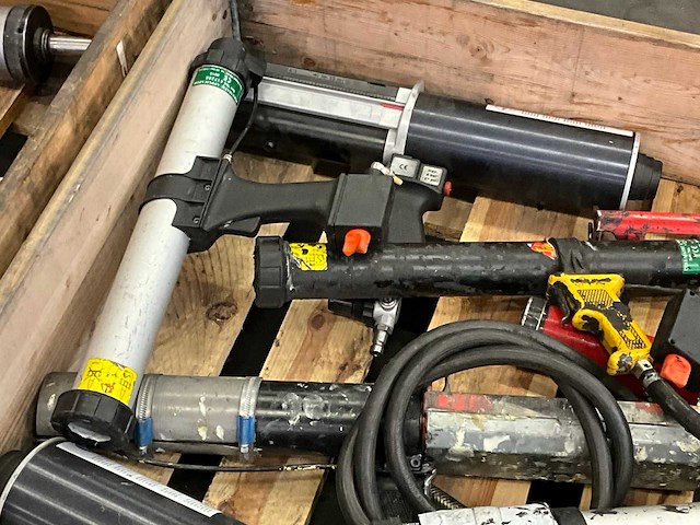 Diverse lijm- en kitspuiten (18x) - afbeelding 3 van  8