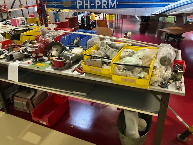 Diverse luchtvaart apparatuur - afbeelding 1 van  5