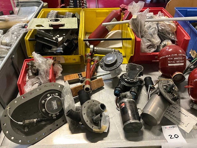 Diverse luchtvaart apparatuur - afbeelding 2 van  5