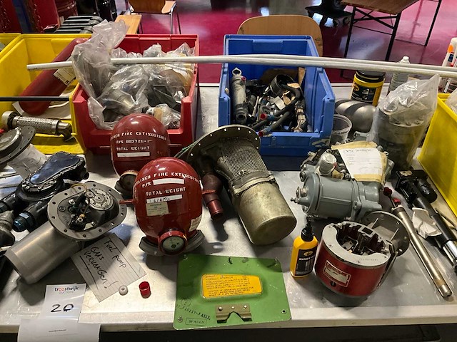 Diverse luchtvaart apparatuur - afbeelding 3 van  5