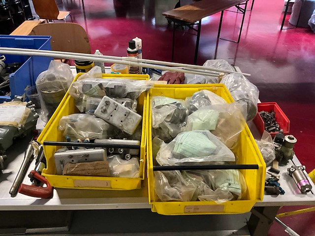 Diverse luchtvaart apparatuur - afbeelding 4 van  5