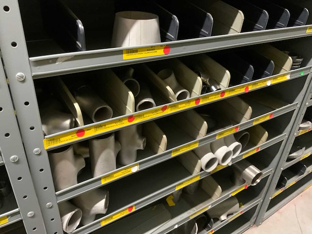 Diverse machine en onderdelen in 4 vakkenkasten - afbeelding 3 van  18