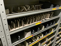 Diverse machine en onderdelen in 4 vakkenkasten - afbeelding 4 van  18