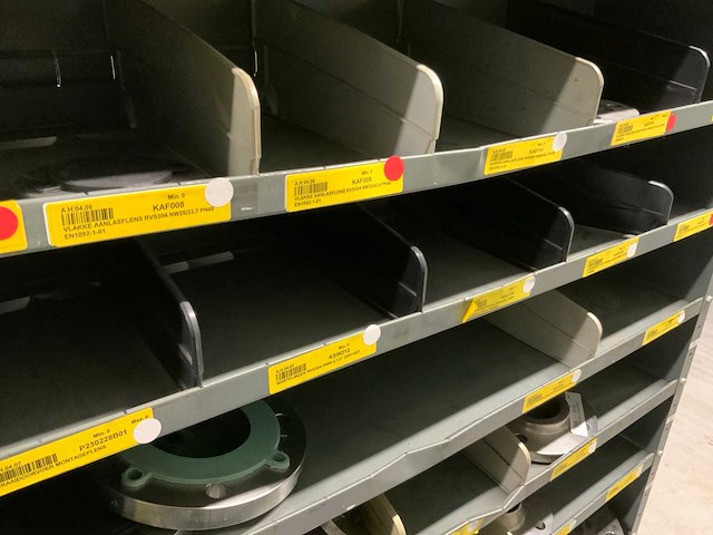 Diverse machine en onderdelen in 4 vakkenkasten - afbeelding 9 van  18