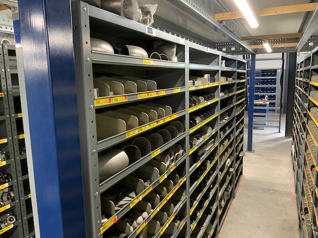 Diverse machine en onderdelen in 4 vakkenkasten - afbeelding 1 van  18