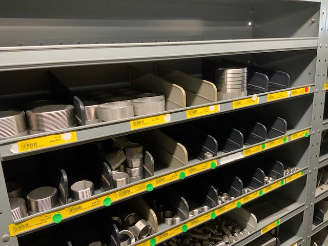 Diverse machine en onderdelen in 4 vakkenkasten - afbeelding 15 van  18