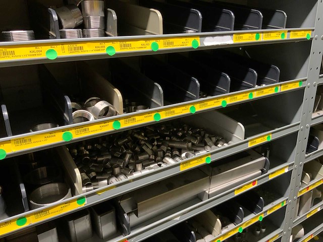 Diverse machine en onderdelen in 4 vakkenkasten - afbeelding 16 van  18