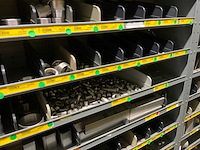 Diverse machine en onderdelen in 4 vakkenkasten - afbeelding 16 van  18