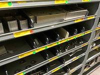 Diverse machine en onderdelen in 4 vakkenkasten - afbeelding 17 van  18