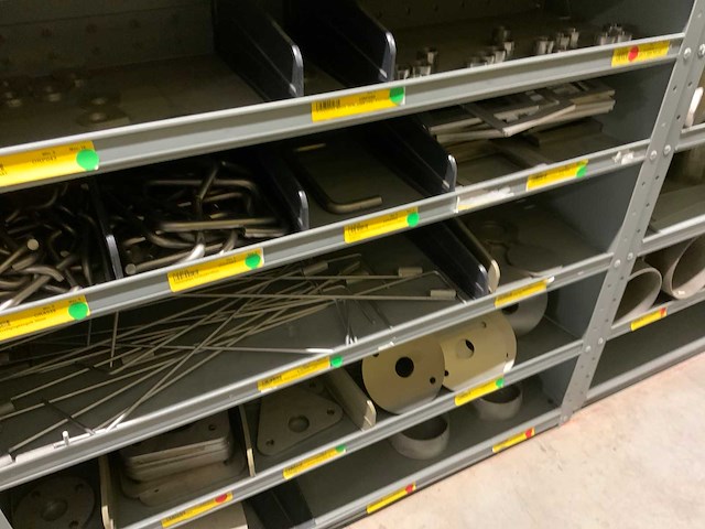 Diverse machine en onderdelen in 4 vakkenkasten - afbeelding 18 van  18