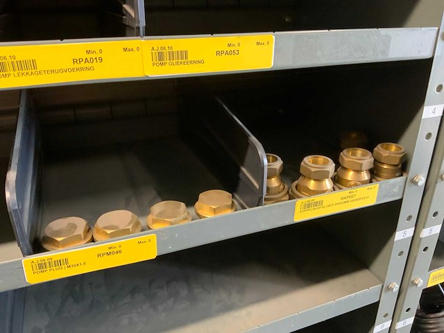 Diverse machine en pomp onderdelen in 8 vakkenkasten - afbeelding 2 van  9