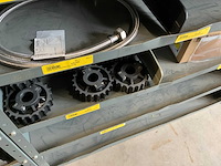 Diverse machine en pomp onderdelen in 8 vakkenkasten - afbeelding 4 van  9