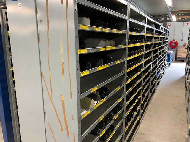 Diverse machine en pomp onderdelen in 8 vakkenkasten - afbeelding 1 van  9
