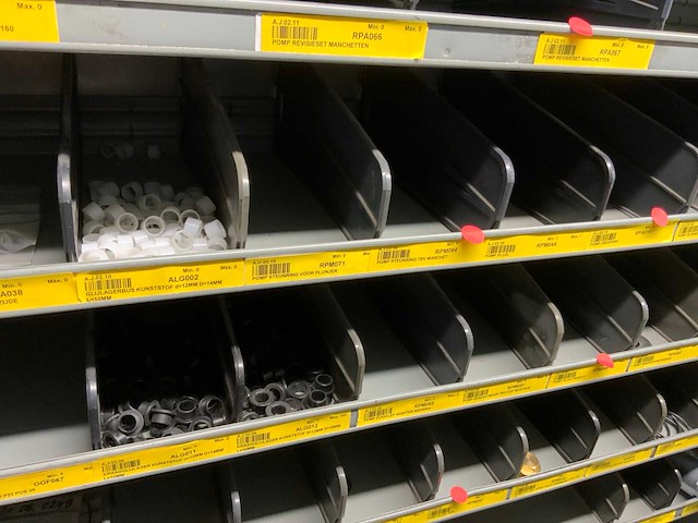 Diverse machine en pomp onderdelen in 8 vakkenkasten - afbeelding 7 van  9