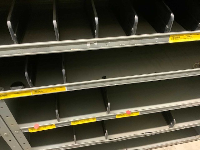 Diverse machine en pomp onderdelen in 8 vakkenkasten - afbeelding 8 van  9
