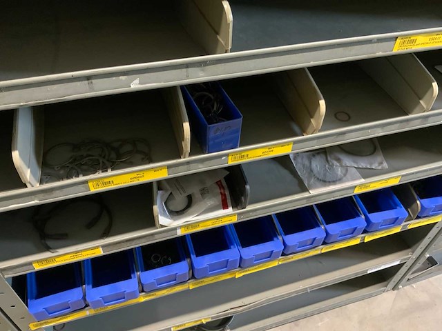 Diverse machine en pomp onderdelen in 8 vakkenkasten - afbeelding 9 van  9