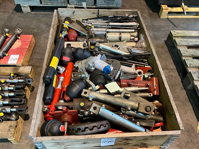 Diverse machine onderdelen - afbeelding 1 van  6