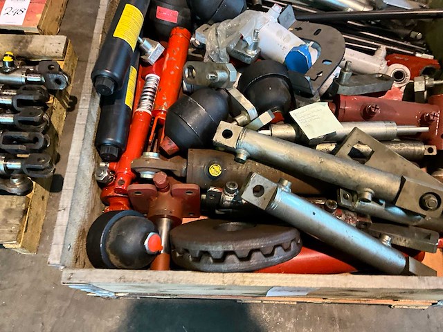 Diverse machine onderdelen - afbeelding 2 van  6