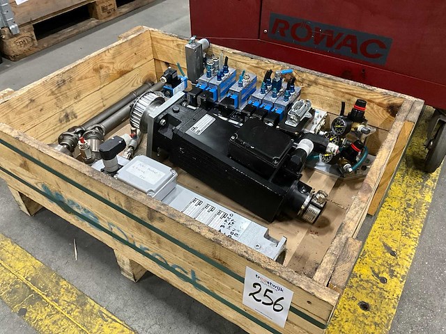 Diverse machine onderdelen - afbeelding 1 van  4