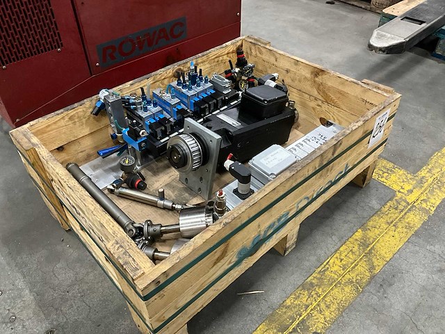 Diverse machine onderdelen - afbeelding 2 van  4