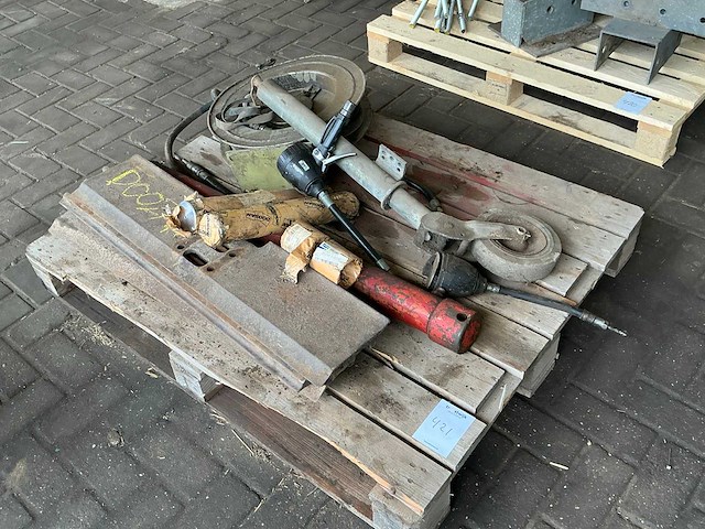 Diverse machine onderdelen - afbeelding 1 van  4