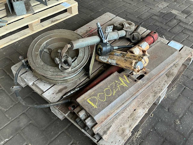 Diverse machine onderdelen - afbeelding 2 van  4