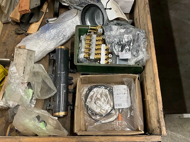 Diverse machine onderdelen - afbeelding 2 van  5