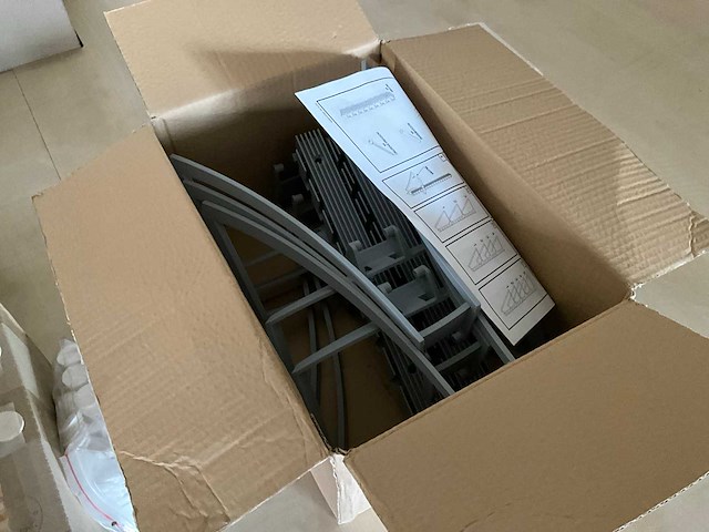 Diverse machineonderdelen en gereedschappen - afbeelding 4 van  8