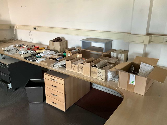 Diverse machineonderdelen en gereedschappen - afbeelding 1 van  8