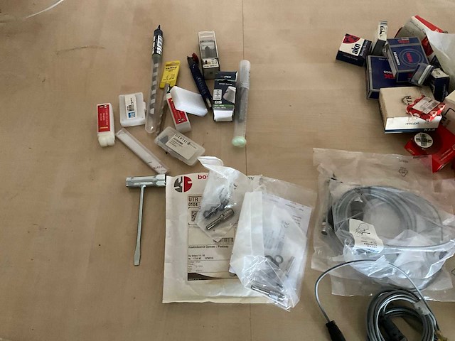 Diverse machineonderdelen en gereedschappen - afbeelding 5 van  8