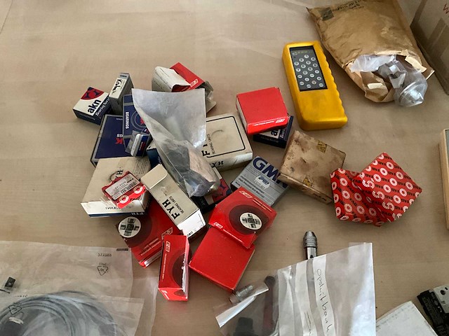 Diverse machineonderdelen en gereedschappen - afbeelding 6 van  8