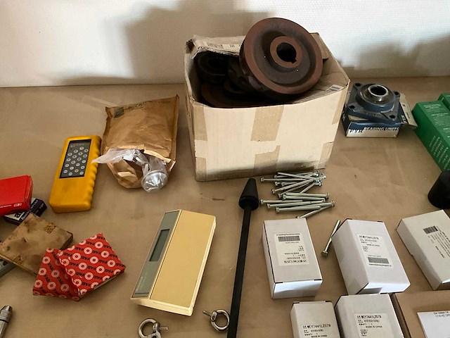 Diverse machineonderdelen en gereedschappen - afbeelding 7 van  8