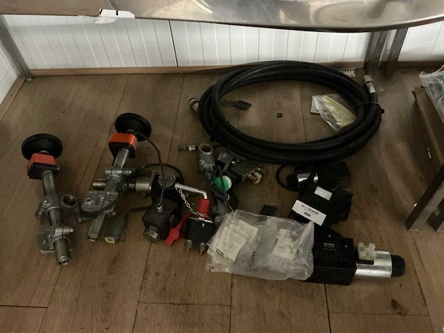 Diverse machineonderdelen - afbeelding 1 van  3
