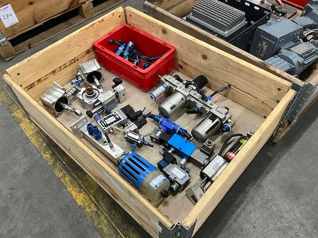Diverse machineonderdelen - afbeelding 2 van  8