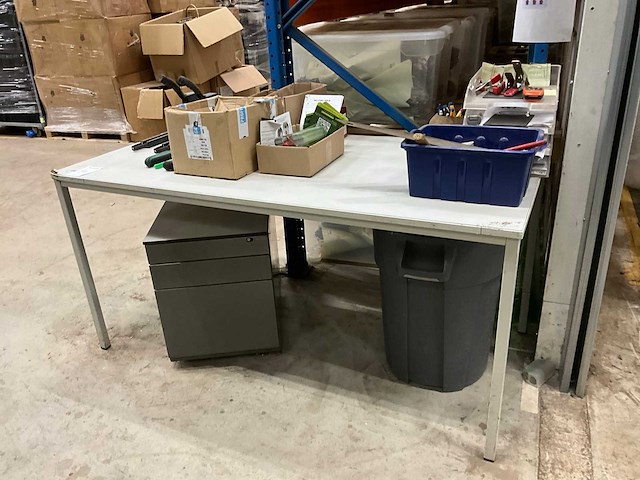 Diverse magazijninventaris en inpakmateriaal - afbeelding 1 van  5