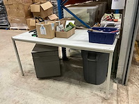 Diverse magazijninventaris en inpakmateriaal - afbeelding 1 van  5