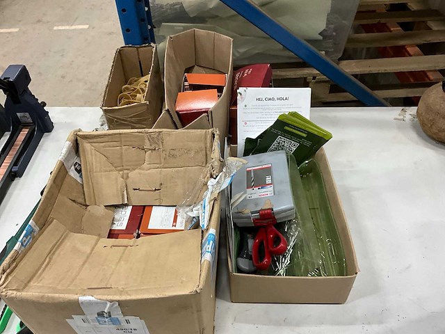 Diverse magazijninventaris en inpakmateriaal - afbeelding 4 van  5