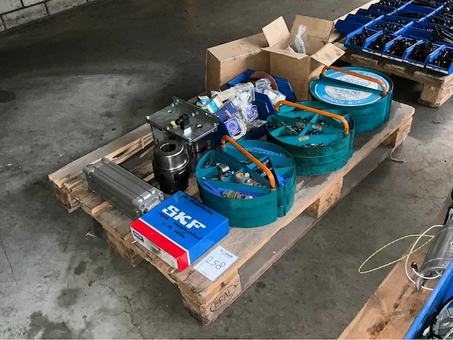 Diverse magazijninventaris - afbeelding 1 van  7